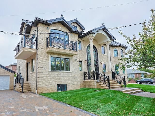  7 BR,  7.00 BTH &nbsp;House style home in Flushing