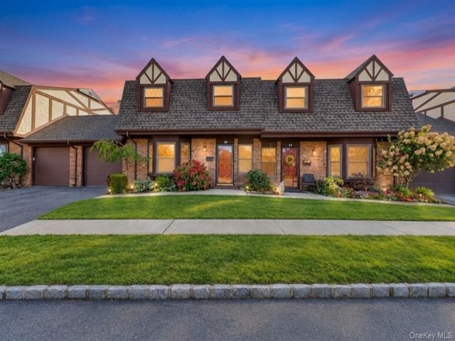  2 BR,  2.00 BTH &nbsp;Condo style home in Deer Park