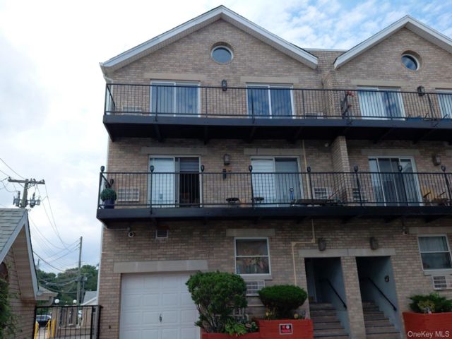  3 BR,  2.00 BTH &nbsp;Other style home in Throggs Neck