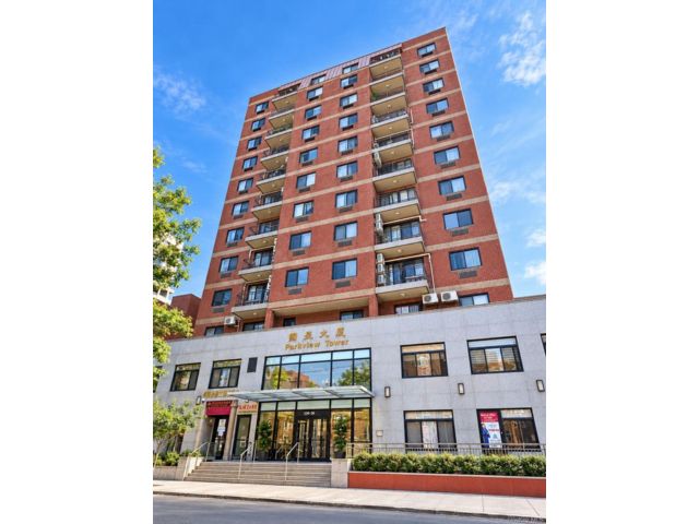  2 BR,  2.00 BTH &nbsp;High rise style home in Flushing