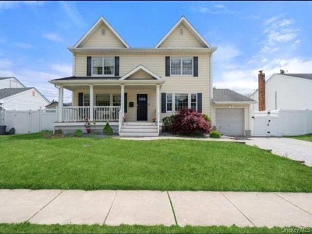  4 BR,  3.00 BTH &nbsp;Colonial style home in Syosset