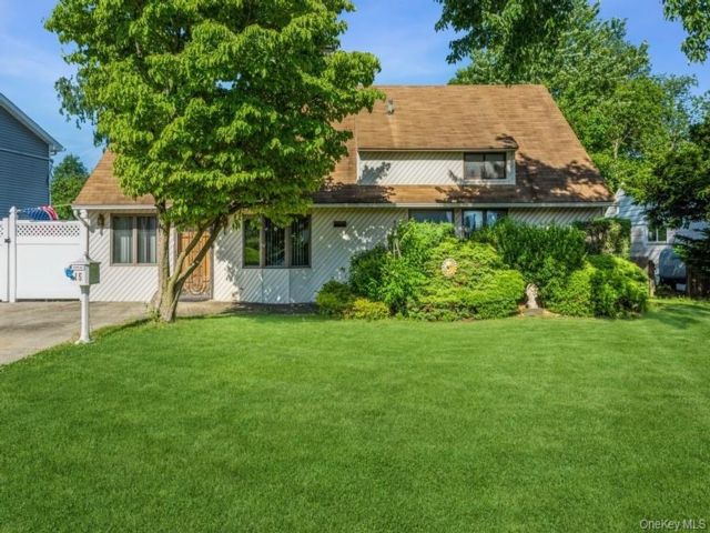  4 BR,  2.00 BTH &nbsp;Exp cape style home in Hicksville