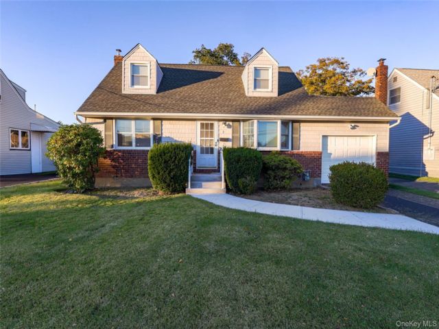  4 BR,  1.00 BTH &nbsp;Cape cod style home in Farmingdale