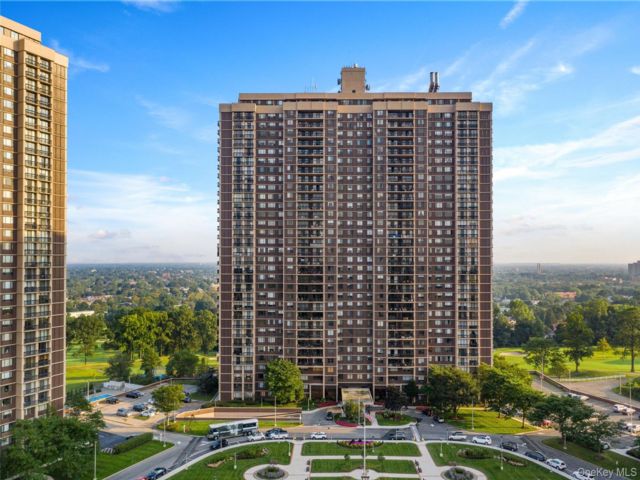 2 BR,  3.00 BTH &nbsp;High rise style home in Floral Park