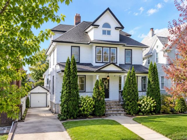  5 BR,  2.00 BTH &nbsp;Colonial style home in Elm Park