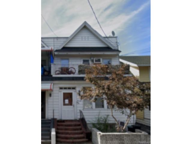  4 BR,  3.00 BTH &nbsp;House style home in Jamaica