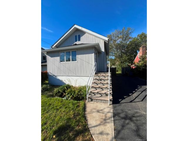  2 BR,  1.00 BTH &nbsp;Bungalow style home in Cedarhurst