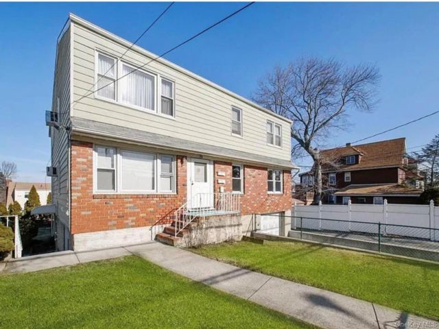  3 BR,  1.00 BTH &nbsp;Full floor apar style home in Yonkers