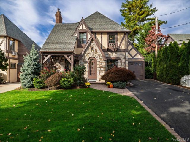  3 BR,  2.00 BTH &nbsp;Tudor style home in Rockville Centre