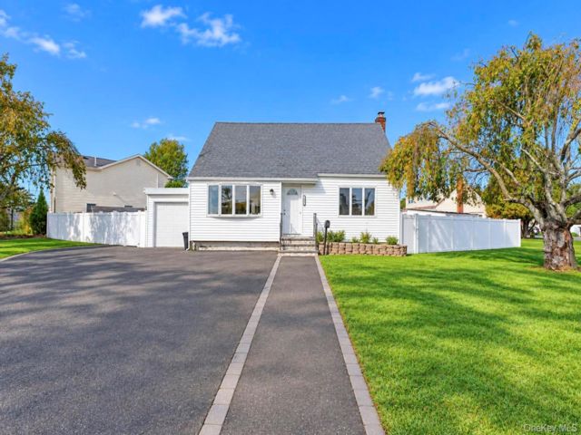  4 BR,  3.00 BTH &nbsp;Cape cod style home in West Babylon