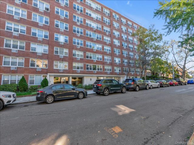  1 BR,  1.00 BTH &nbsp;High rise style home in Jamaica Estates