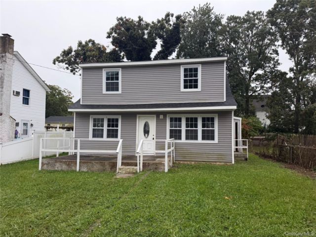  3 BR,  3.00 BTH &nbsp;Cape cod style home in Shirley