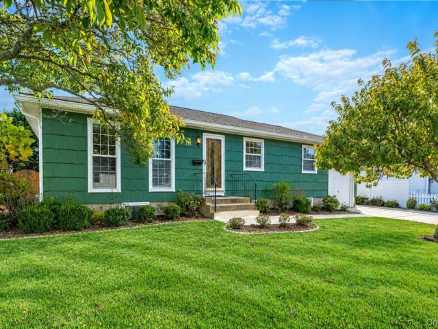  3 BR,  1.00 BTH &nbsp;Exp ranch style home in West Babylon