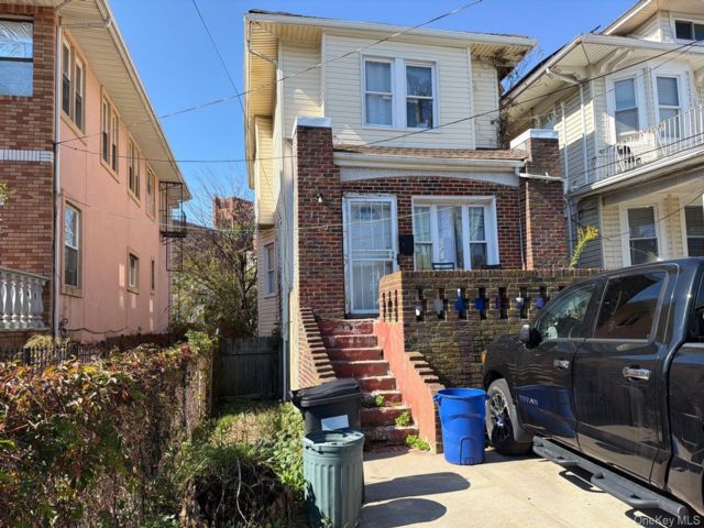  3 BR,  2.00 BTH &nbsp;Colonial style home in Arverne