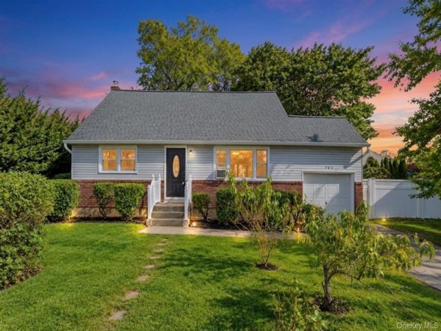  4 BR,  2.00 BTH &nbsp;Cape cod style home in North Bellmore