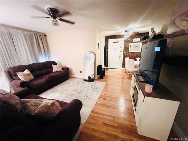  2 BR,  1.00 BTH &nbsp;Mid rise style home in Maspeth