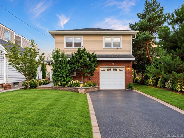  3 BR,  2.00 BTH &nbsp;Split level style home in Lindenhurst