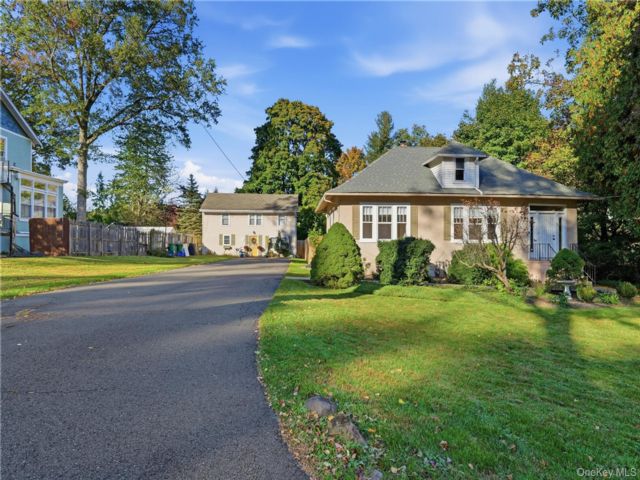  6 BR,  4.00 BTH &nbsp;Colonial style home in Valley Cottage