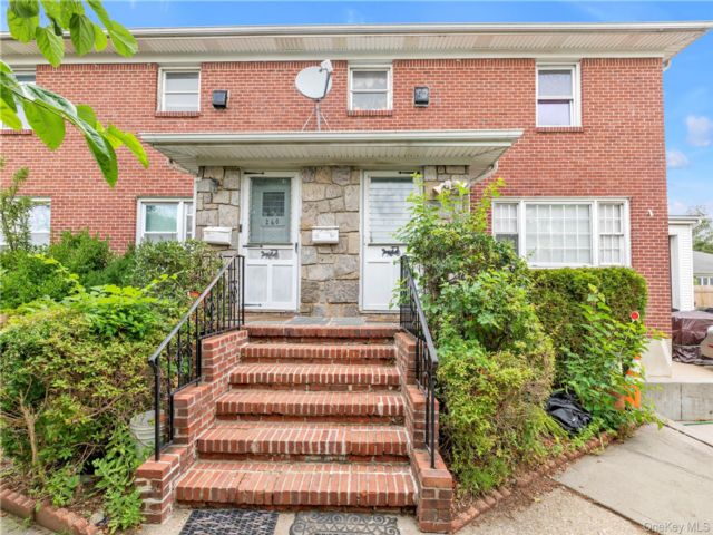  1 BR,  1.00 BTH &nbsp;Colonial style home in Mineola