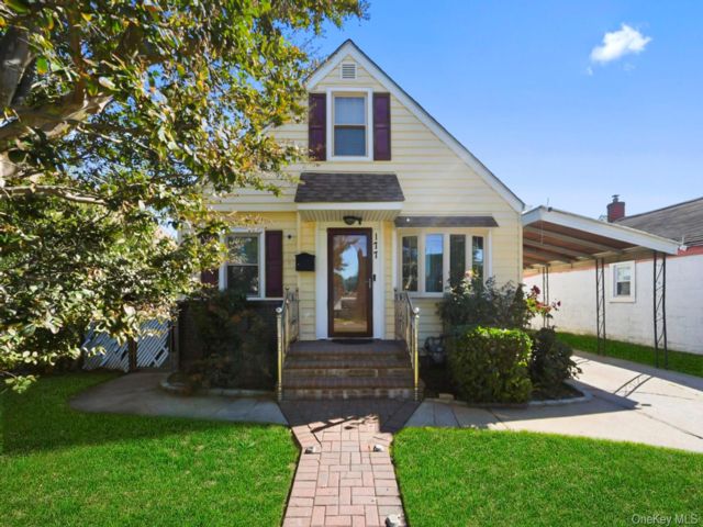  4 BR,  2.00 BTH &nbsp;Cape cod style home in Hempstead