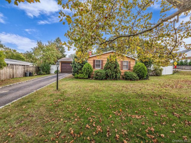  3 BR,  2.00 BTH &nbsp;Ranch style home in Holtsville