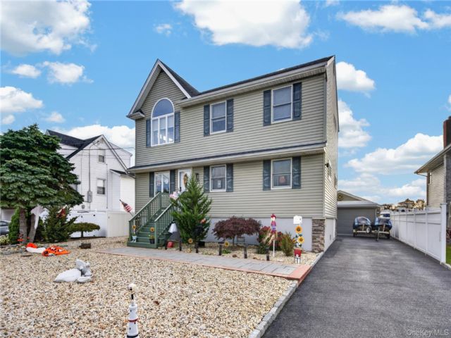  5 BR,  2.00 BTH &nbsp;Colonial style home in Lindenhurst