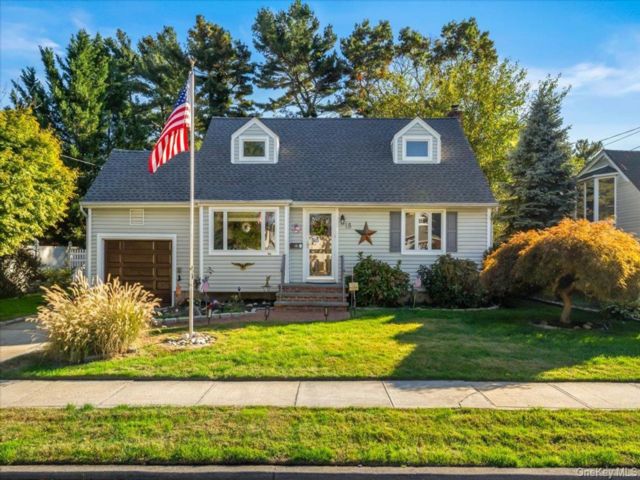  4 BR,  2.00 BTH &nbsp;Cape cod style home in West Babylon