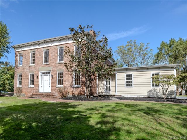  3 BR,  3.00 BTH &nbsp;Other style home in Mount Sinai
