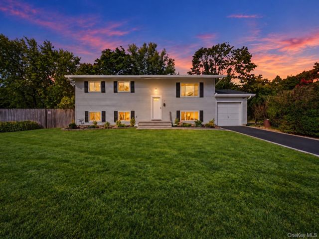  4 BR,  2.00 BTH &nbsp;Colonial style home in Wheatley Heights