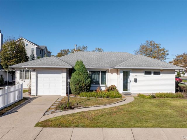  3 BR,  2.00 BTH &nbsp;Ranch style home in Long Beach