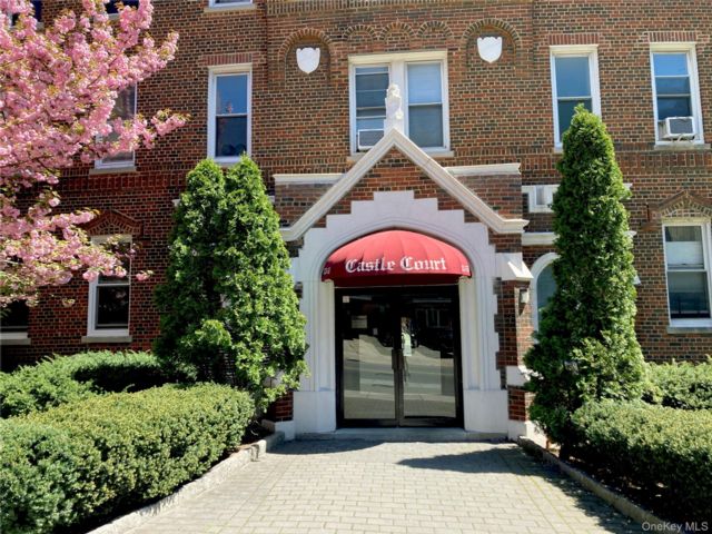  1 BR,  1.00 BTH &nbsp;Mid rise style home in Kew Gardens