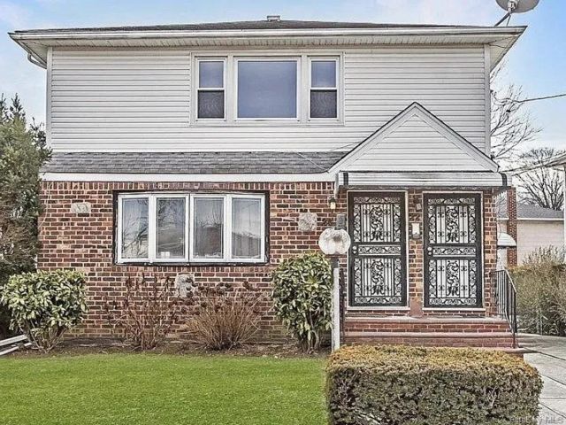  3 BR,  1.00 BTH &nbsp;Hi ranch style home in Hempstead