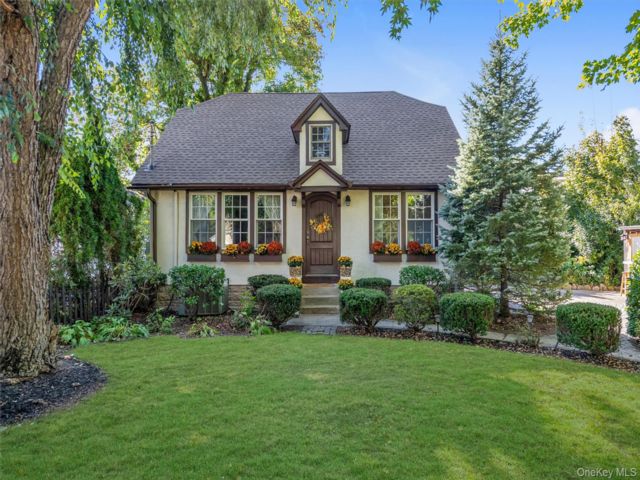  3 BR,  2.00 BTH &nbsp;Tudor style home in Centerport