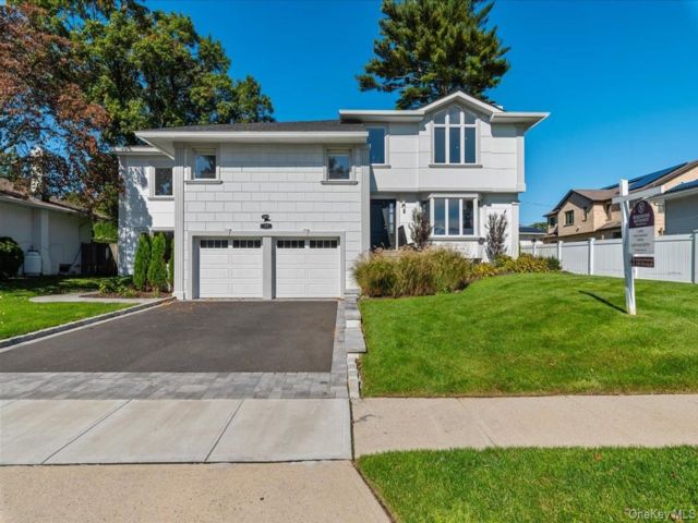  5 BR,  6.00 BTH &nbsp;Split level style home in Jericho