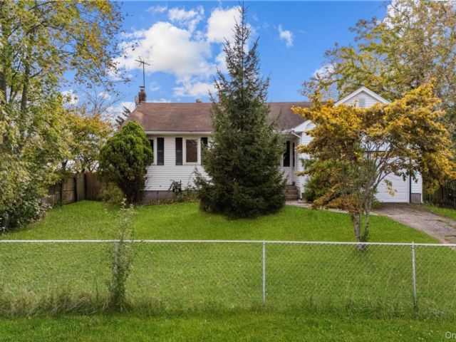  3 BR,  3.00 BTH &nbsp;Ranch style home in Mastic Beach