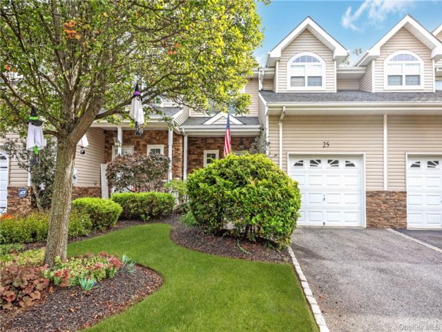  3 BR,  3.00 BTH &nbsp;Condo style home in Patchogue