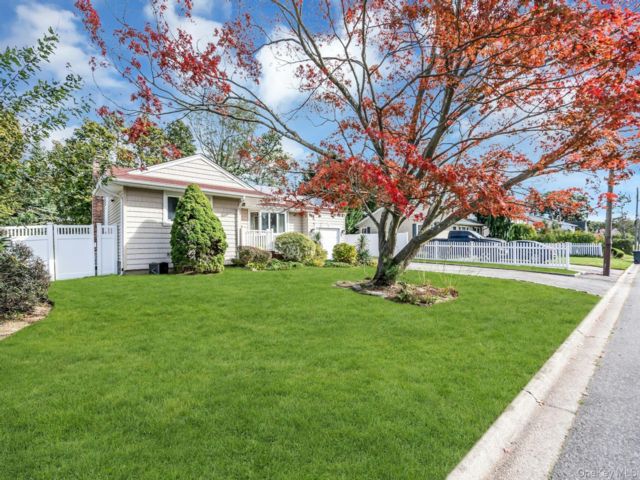  3 BR,  1.00 BTH &nbsp;Ranch style home in North Babylon
