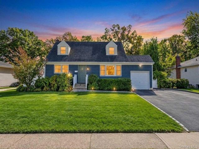  4 BR,  2.00 BTH &nbsp;Exp cape style home in North Babylon