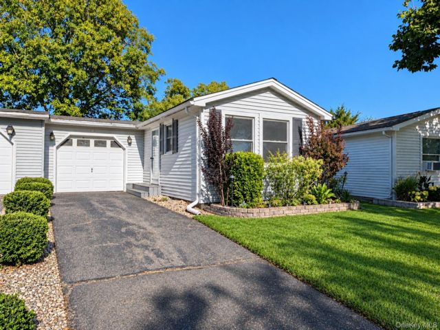 [Manorville Real Estate, listing number 7356071]