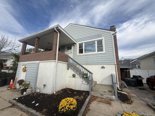  3 BR,  2.00 BTH &nbsp;A-frame style home in Long Beach
