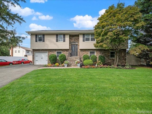  4 BR,  3.00 BTH &nbsp;Hi ranch style home in Bethpage