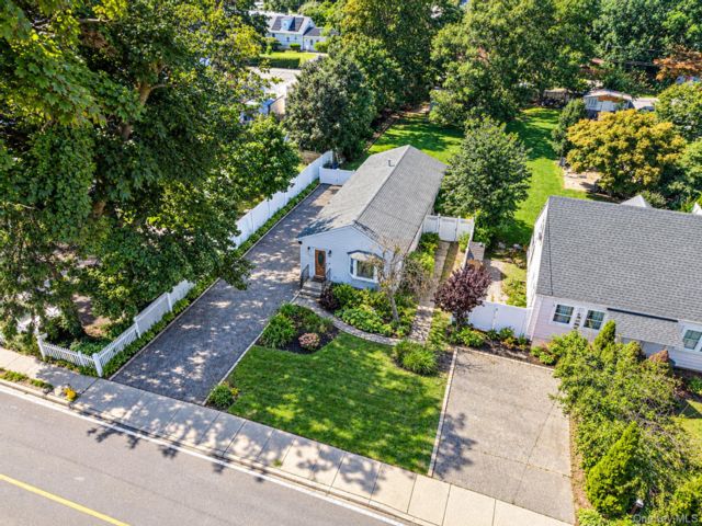  3 BR,  2.00 BTH &nbsp;Ranch style home in Deer Park