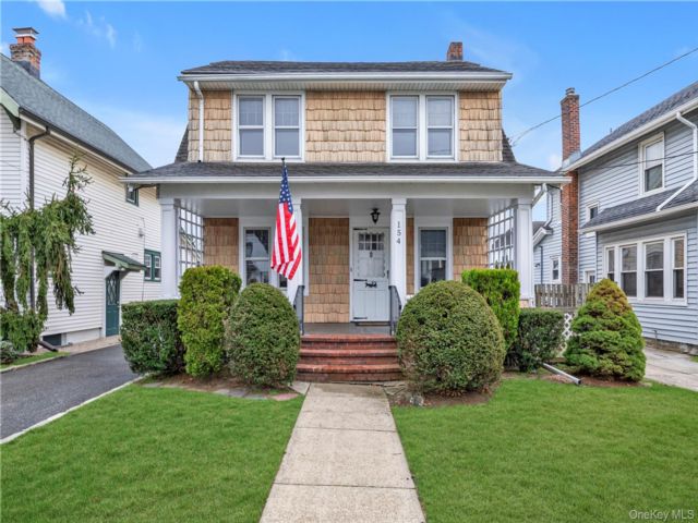  3 BR,  2.00 BTH &nbsp;Colonial style home in Lynbrook