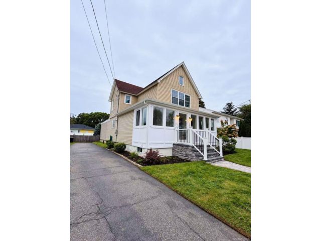  4 BR,  2.00 BTH &nbsp;Colonial style home in Lindenhurst