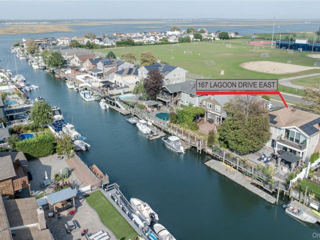  6 BR,  3.00 BTH &nbsp;Colonial style home in Lido Beach