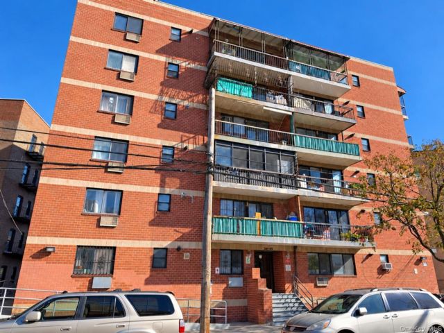  2 BR,  2.00 BTH &nbsp;Mid rise style home in Flushing