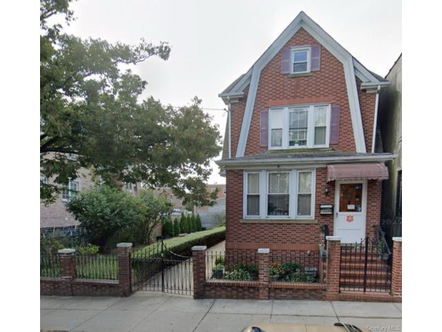 Lot <b>Size:</b>  &nbsp;House style home in Corona