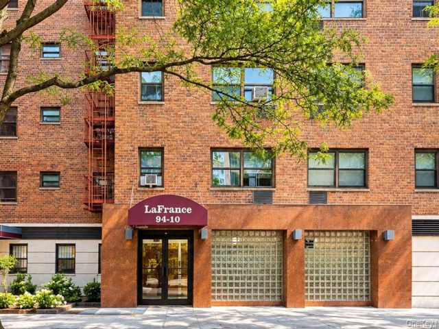  3 BR,  2.00 BTH &nbsp;Other style home in Elmhurst