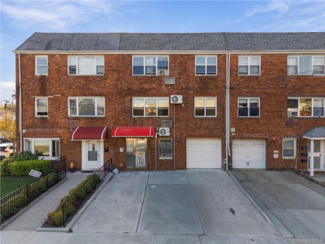  3 BR,  2.00 BTH &nbsp;House style home in Oakland Gardens