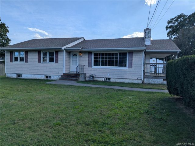  6 BR,  1.00 BTH &nbsp;Ranch style home in West Babylon